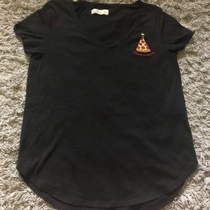 A cute black Hollister t-shirt 🍕.